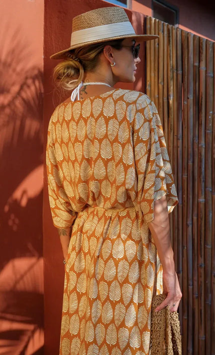 Kimono long imprimé feuilles caramel crème manches larges fente bohème femme plage KOELEX
