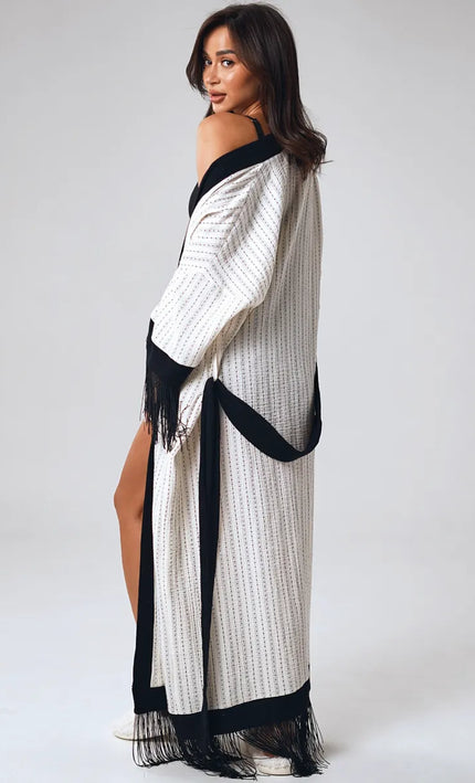 Kimono long texturé franges noires bordures contrastées blanc noir bohème chic femme KOELEX