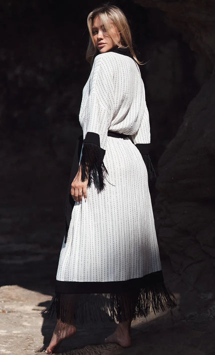 Kimono long texturé franges noires bordures contrastées blanc noir bohème chic femme KOELEX