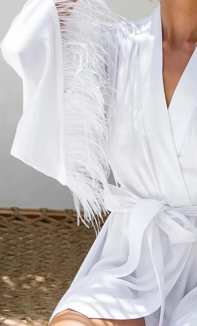 Kimono court blanc plumes manches larges col V ceinture bohème luxe femme maison soirée KOELEX
